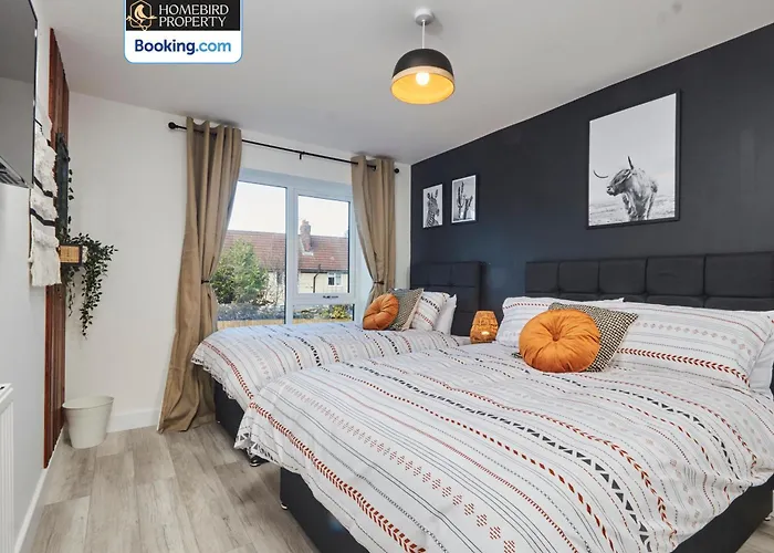 Spacious 4bdr House By Homebird Management Short Lets & Serviced With Private Parking & Garden Leeds (West Yorkshire)