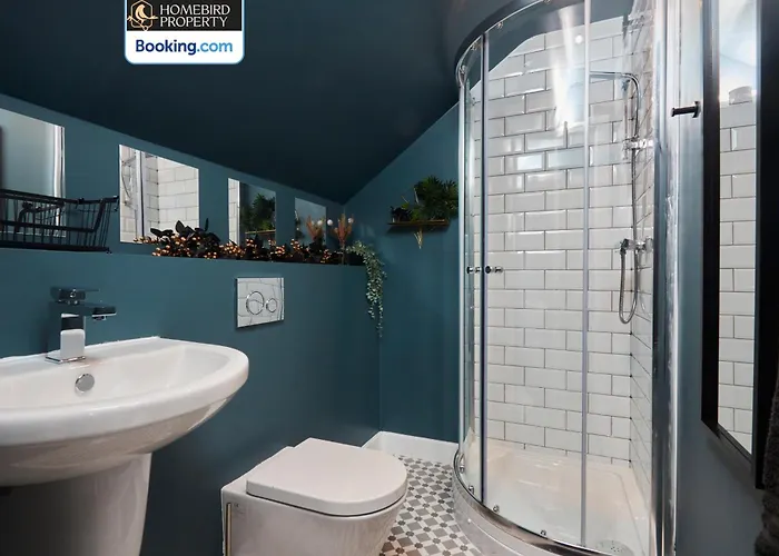 Spacious 4bdr House By Homebird Management Short Lets & Serviced With Private Parking & Garden Leeds (West Yorkshire)