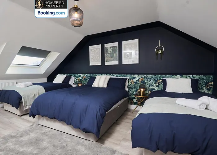 Spacious 4bdr House By Homebird Management Short Lets & Serviced With Private Parking & Garden Будинок відпочинку