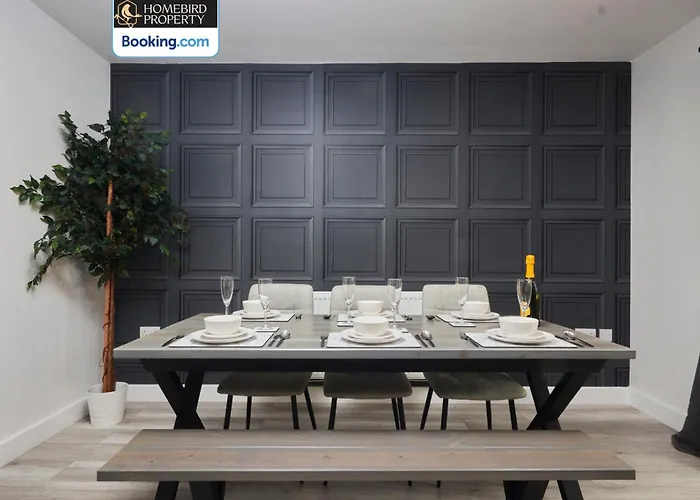 Holiday home Spacious 4bdr House By Homebird Management Short Lets & Serviced With Private Parking & Garden *