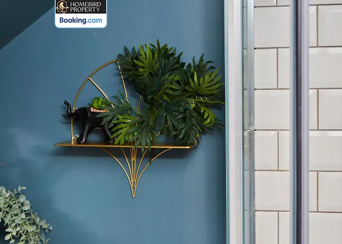 Spacious 4bdr House By Homebird Management Short Lets & Serviced With Private Parking & Garden