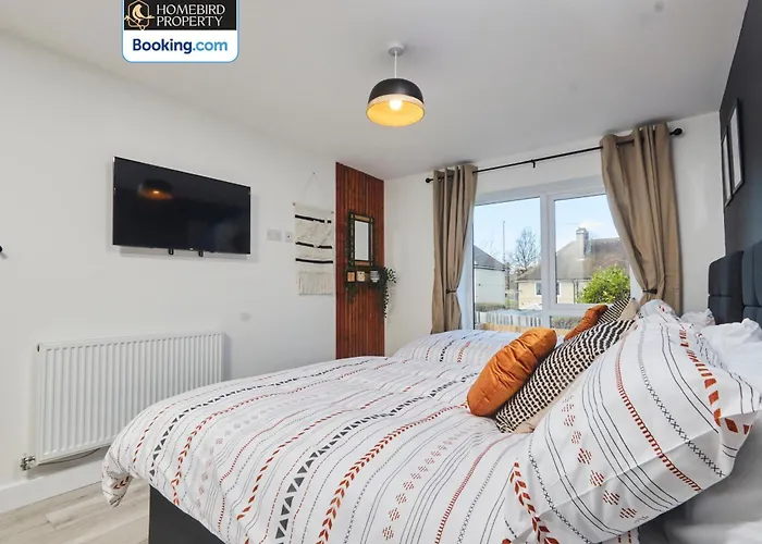 Spacious 4bdr House By Homebird Management Short Lets & Serviced With Private Parking & Garden * Leeds (West Yorkshire)