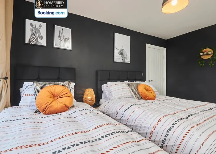 Spacious 4bdr House By Homebird Management Short Lets & Serviced With Private Parking & Garden Holiday home