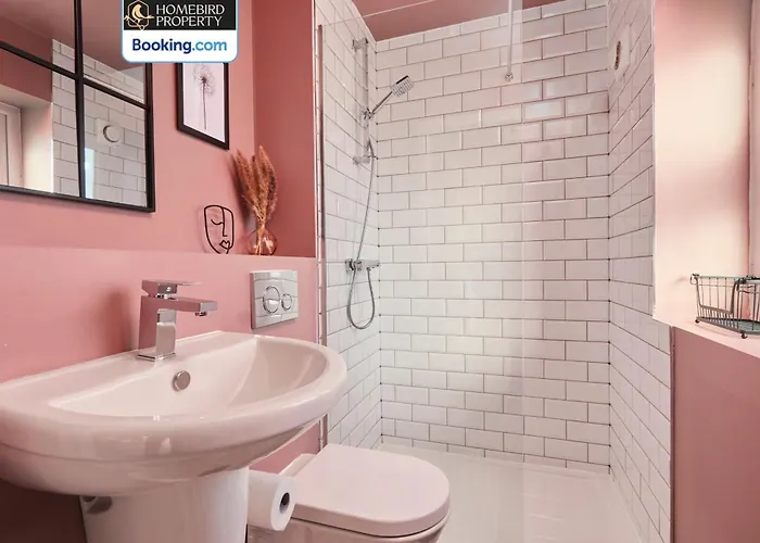 Будинок відпочинку Spacious 4bdr House By Homebird Management Short Lets & Serviced With Private Parking & Garden *