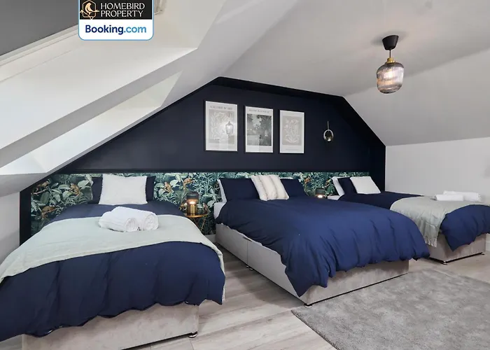 Spacious 4bdr House By Homebird Management Short Lets & Serviced With Private Parking & Garden * Leeds (West Yorkshire)