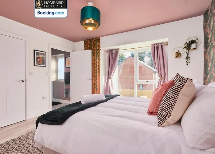 Spacious 4bdr House By Homebird Management Short Lets & Serviced With Private Parking & Garden