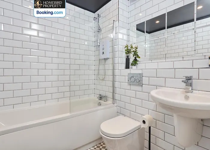 Spacious 4bdr House By Homebird Management Short Lets & Serviced With Private Parking & Garden Будинок відпочинку *