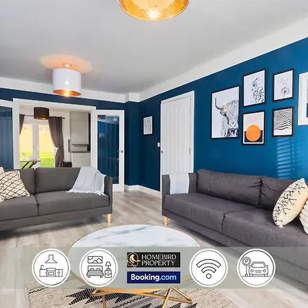 Spacious 4bdr House By Homebird Management Short Lets & Serviced With Private Parking & Garden Casa de Férias