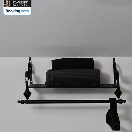 Spacious 4bdr House By Homebird Management Short Lets & Serviced With Private Parking & Garden Casa de Férias