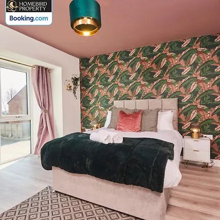 Spacious 4bdr House By Homebird Management Short Lets & Serviced With Private Parking & Garden Casa de Férias