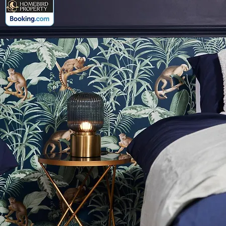 Casa de Férias Spacious 4bdr House By Homebird Management Short Lets & Serviced With Private Parking & Garden