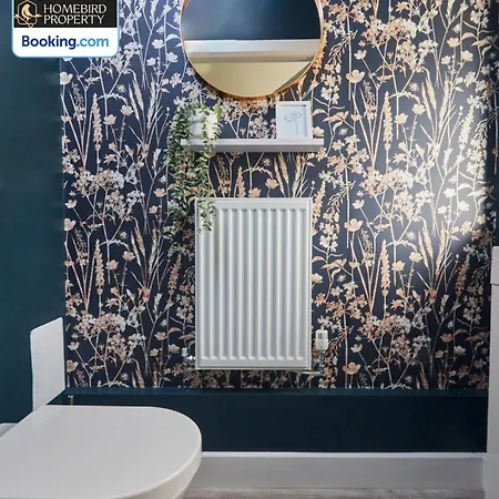 Spacious 4bdr House By Homebird Management Short Lets & Serviced With Private Parking & Garden Leeds (West Yorkshire)