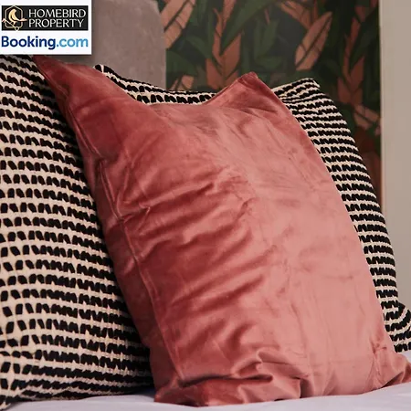 Spacious 4bdr House By Homebird Management Short Lets & Serviced With Private Parking & Garden Casa de Férias