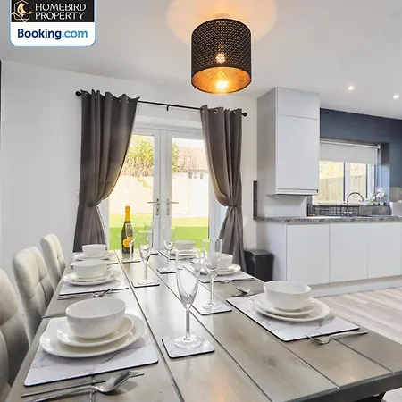 Casa de Férias Spacious 4bdr House By Homebird Management Short Lets & Serviced With Private Parking & Garden