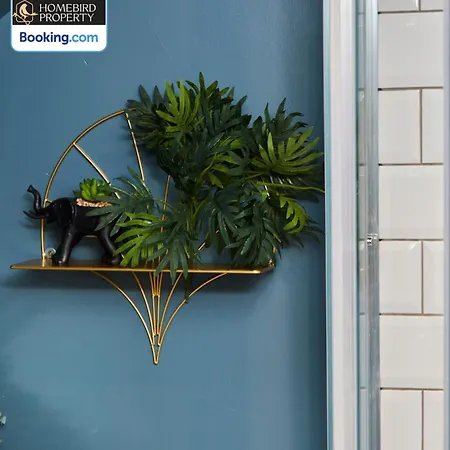 Spacious 4bdr House By Homebird Management Short Lets & Serviced With Private Parking & Garden