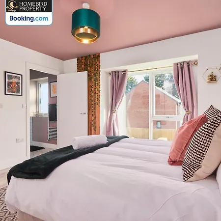 Spacious 4bdr House By Homebird Management Short Lets & Serviced With Private Parking & Garden